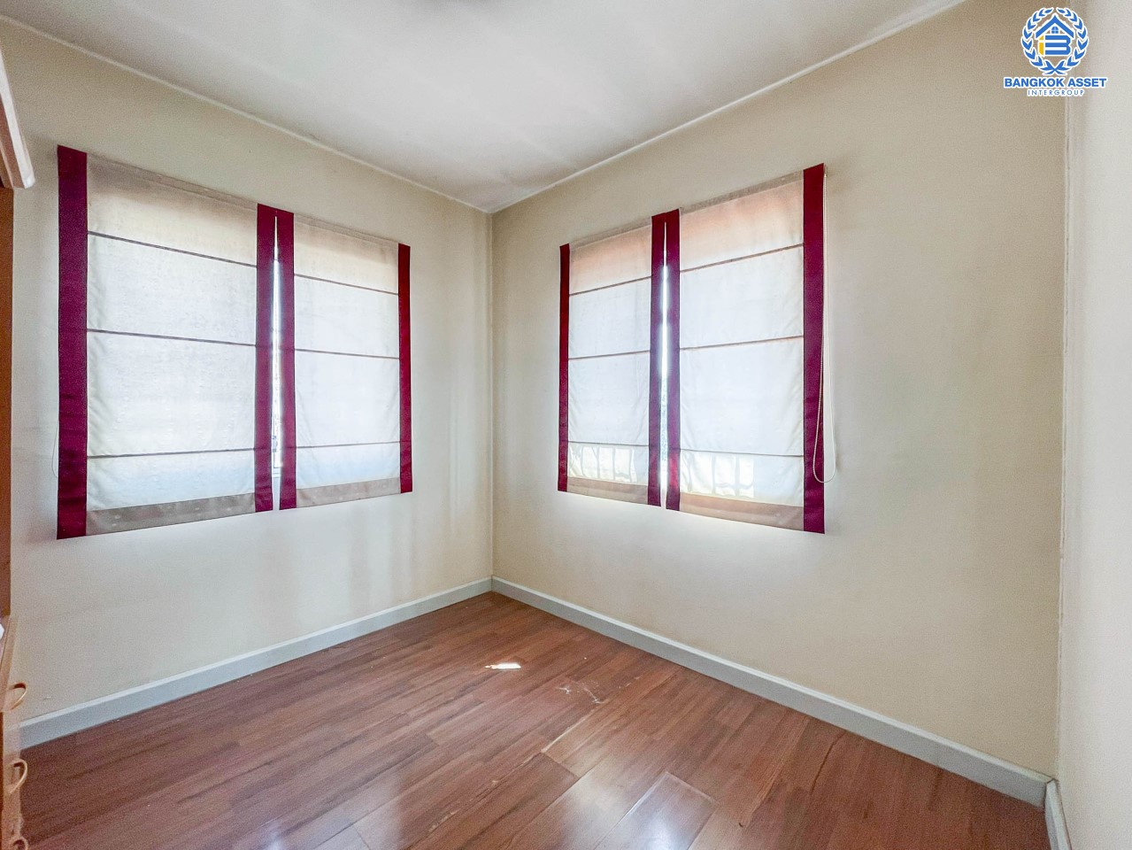 *****ทาวน์เฮ้าส์มือสอง ย่านนนทบุรี หลังมุม ม.พฤกษา37 บางใหญ่-กาญจนาภิเษก เนื้อที่ 21.6 ตร.ว. ฟังก์ชัน 3 ห้องนอน 2 ห้องน้ำ จอดรถได้ 1 คัน ต่อเติมครัว โรงรถพร้อมอยู่ บนทำเลเดินทางสะดวก ใกล้เซ็นทรัลเวสต์เกต และรถไฟฟ้าสายสีม่วง "สถานีคลองบางไผ่"